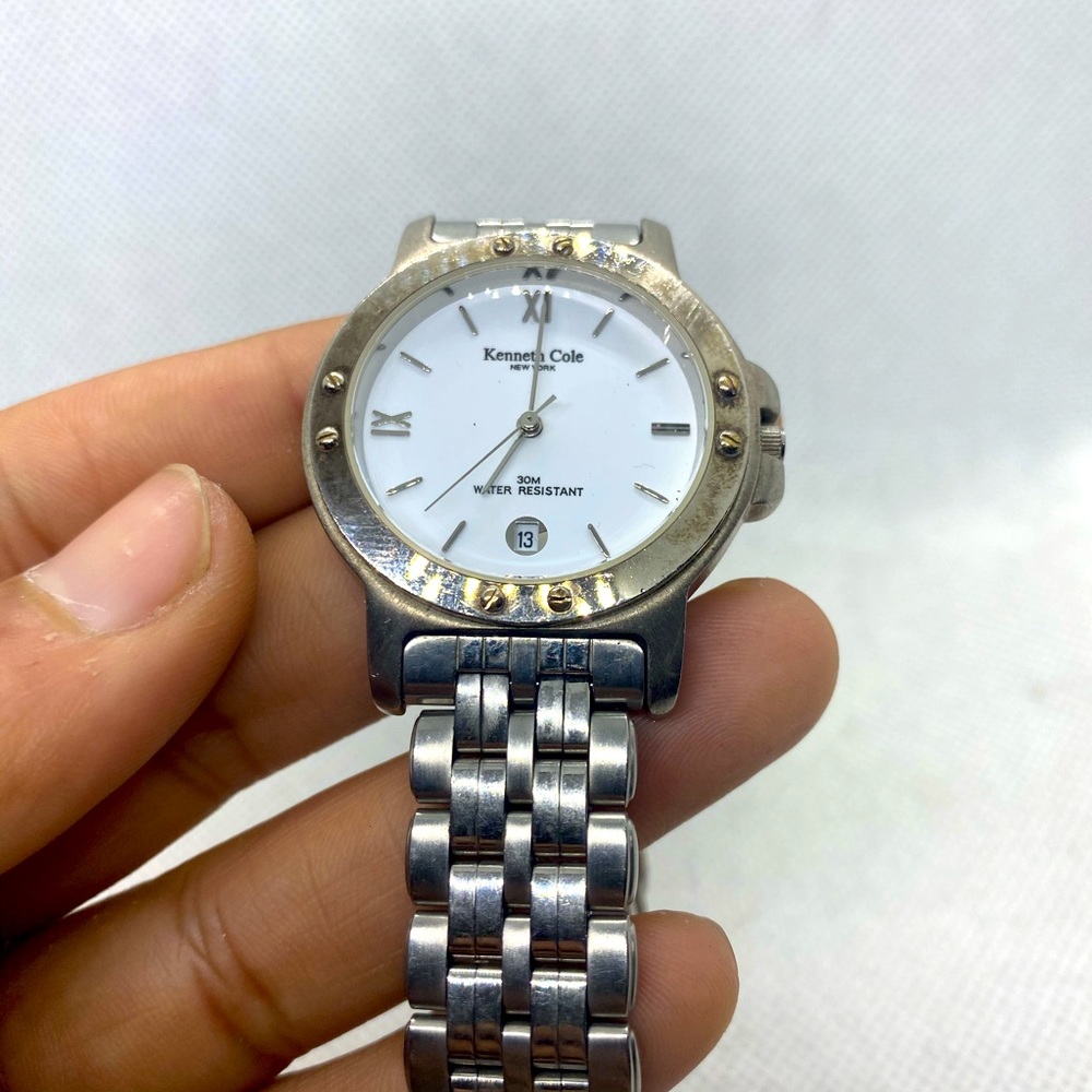 Kenneth Cole men’s watch classic look